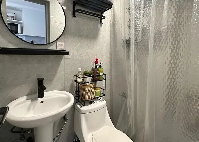 In Qc Wifi With Free Pool & Gym Access Mrt Accessible Apartment Manila